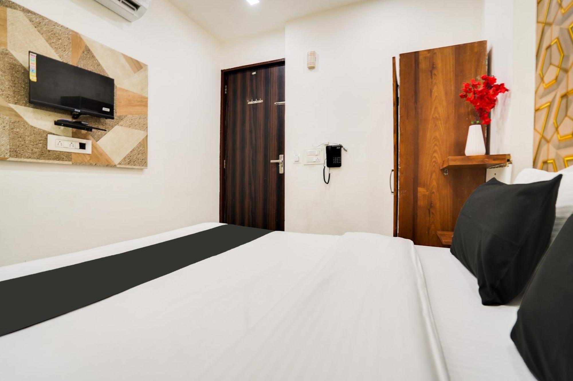Super Oyo Hotel O Sky Wings Ádzsmir Kültér fotó