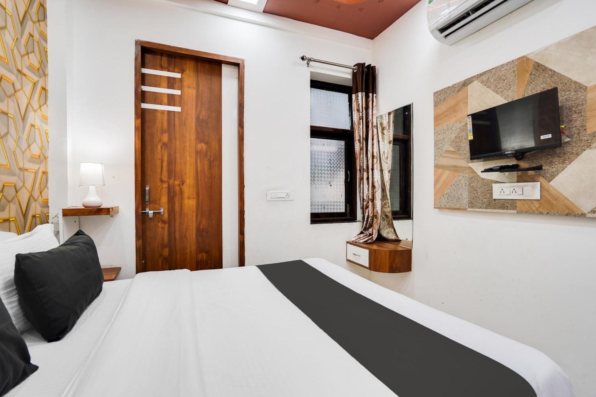Super Oyo Hotel O Sky Wings Ádzsmir Kültér fotó