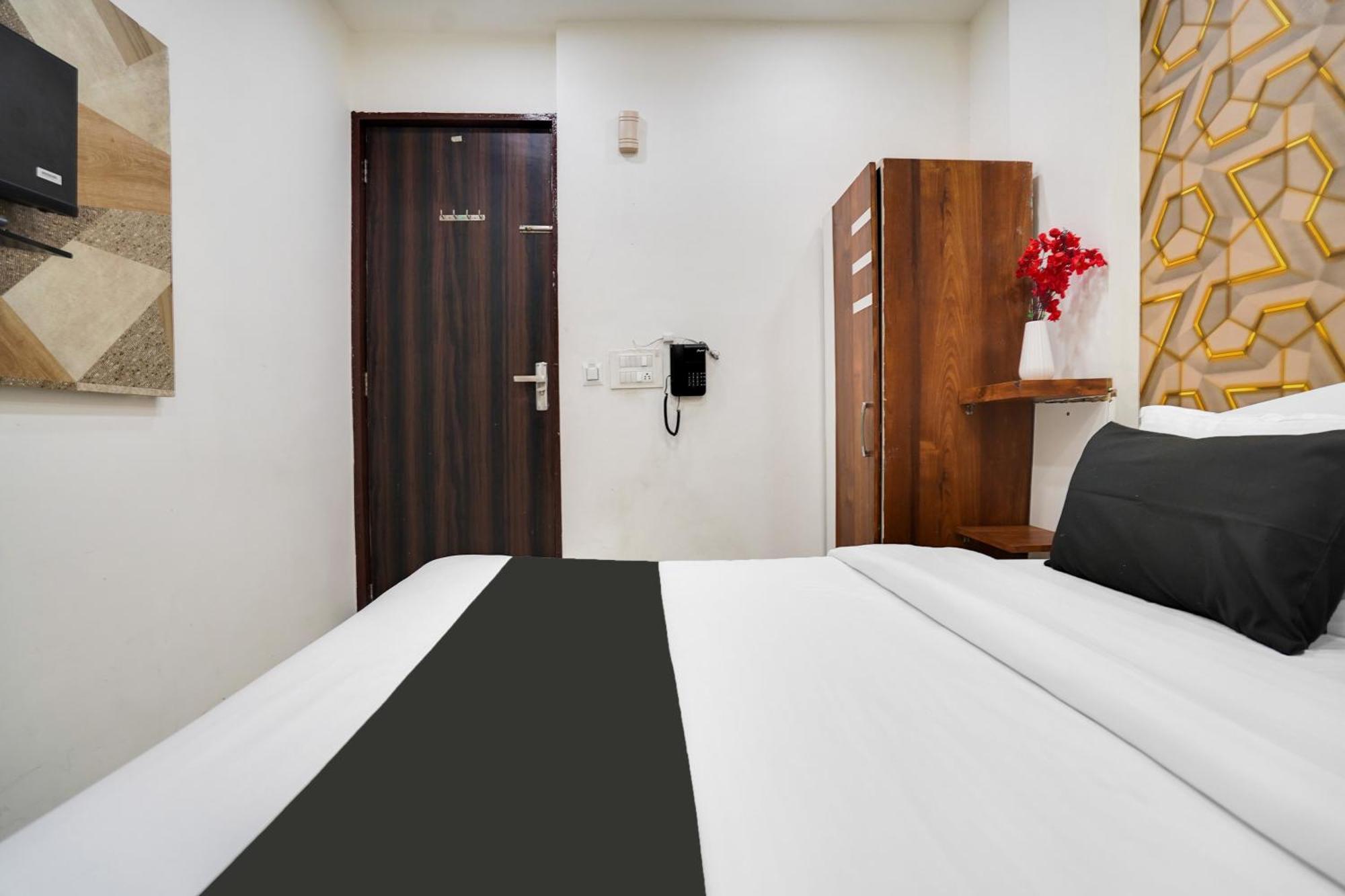 Super Oyo Hotel O Sky Wings Ádzsmir Kültér fotó