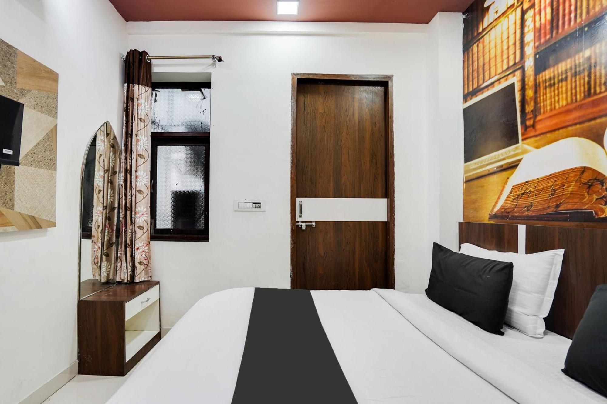 Super Oyo Hotel O Sky Wings Ádzsmir Kültér fotó